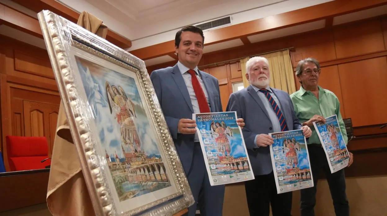 El alcalde junto al representante de las peñas y el autor del cartel de San Rafael