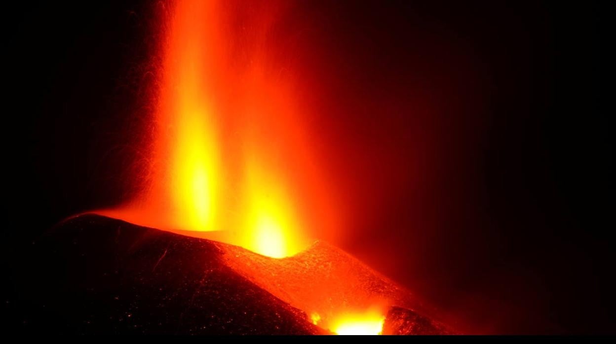 Volcán de La Palma en erupción.