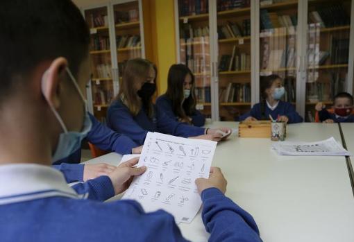 Refugiados ucranianos en clase de castellanización.