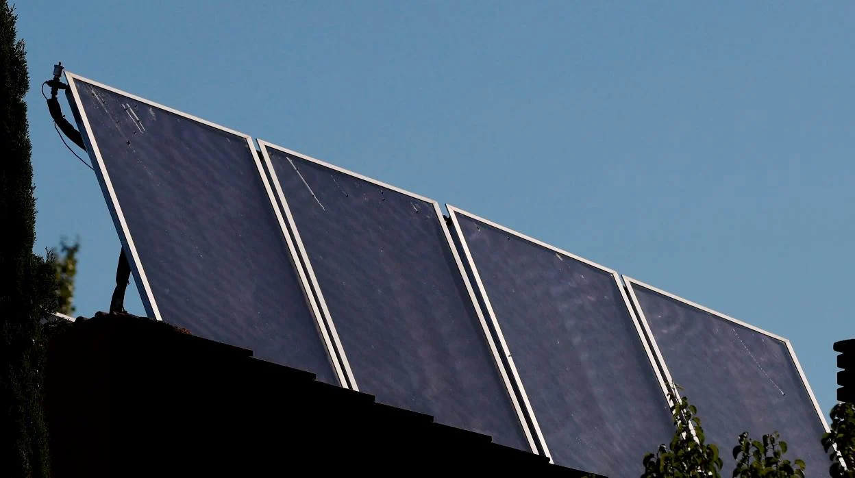 Paneles solares en un edificio residencial.