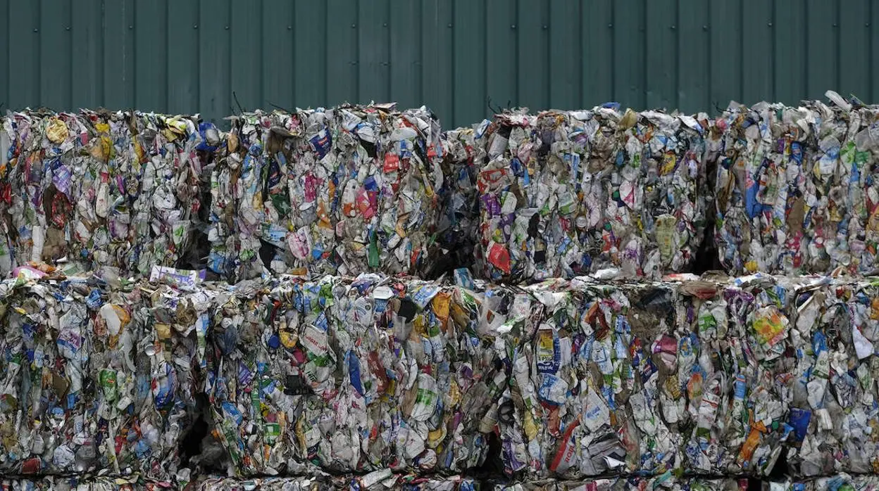 Residuos plásticos recopilados en la planta de reciclaje de Colmenar Viejo (Madrid).