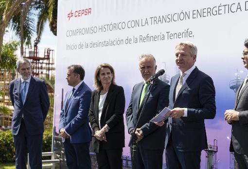 El CEO de Cepsa interviene en el acto simbólico que marca el inicio de las obras de desinstalación de la refinería de Tenerife, bajo la mirada de la ministra para la Transición Ecológica, Teresa Ribera.