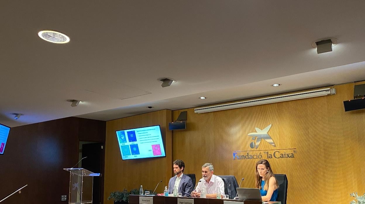 De izquierda a derecha: Ferran Curtó, coautor del informe, Àngel Castiñeira, director de la Cátedra de LiderazgoS y Sostenibilidad de Esade y coautor del informe, y Anna Mª González, coautora del informe.