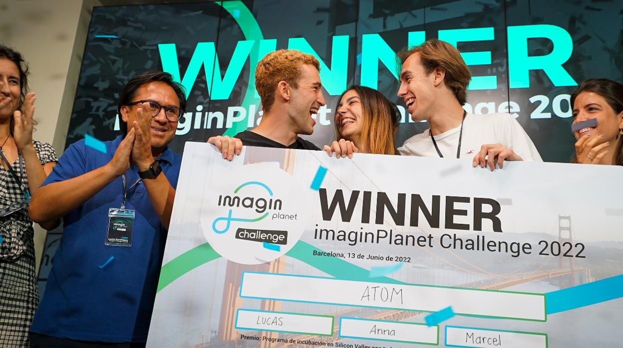 El equipo de Atom tras ganar la competición ImaginPlanet de Caixabank.
