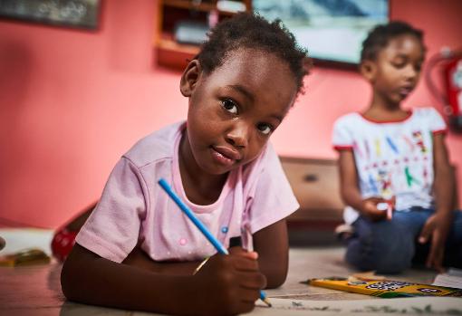 Una niña de cinco años, en una casa de ayuda de Aldeas SOS y Unicef, en Panamá.