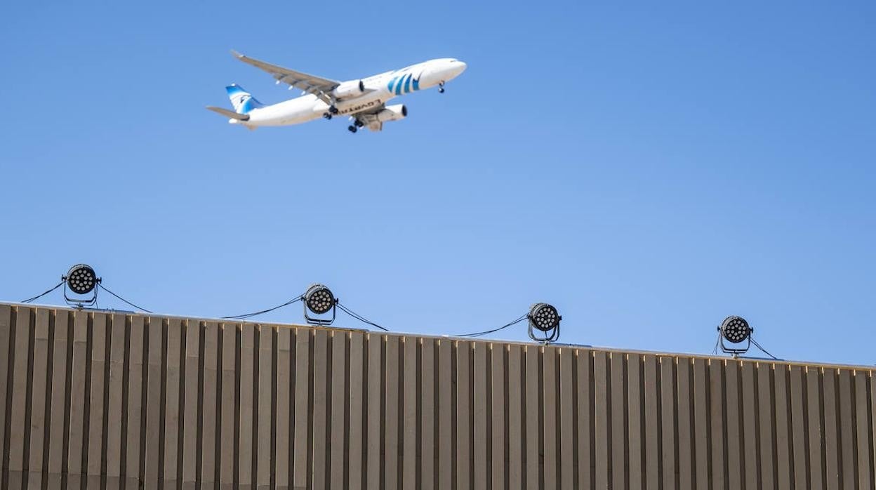 Ël sector de la aviación, como uno de los más contaminantes, está en el punto de mira d ela propuesta de la Unión Europea de gravar impuestos especialesl destinados al fondo de ayuda a los países vulnerables.