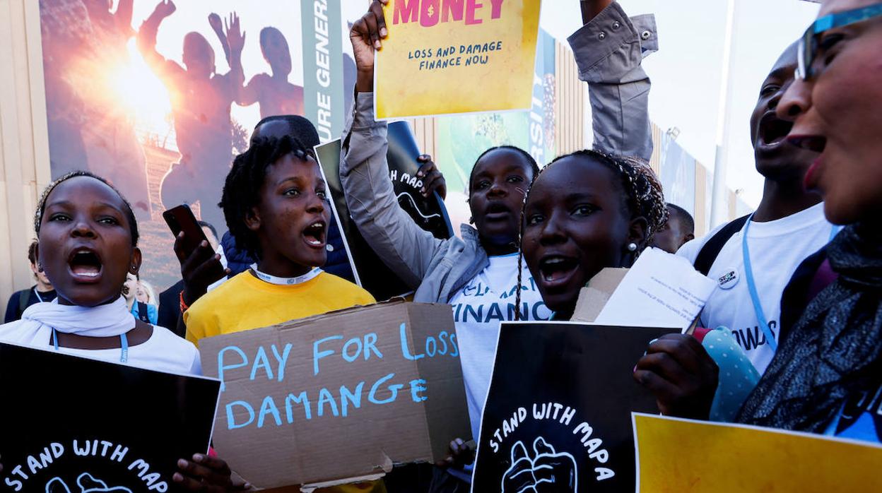 Activistas climáticos procedentes de Uganda protestan en la COP27.