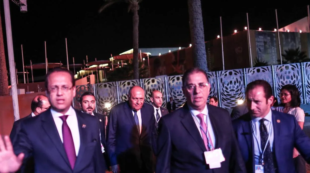 El presidente de la cumbre del clima de Egipto, en el centro en un segundo plano, durante la noche del sábado.