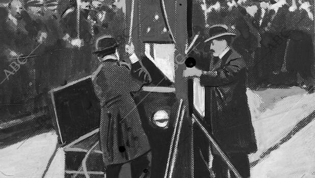 El verdugo preparando la cuchilla para ejecutar a unos condenados en Valence en 1912