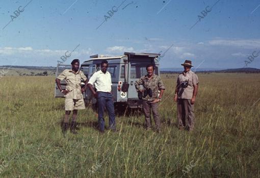 El naturalista Rodríguez de la Fuente y el fotógrafo de ABC Jaime Pato, con el chófer nativo y el ránger en plena reserva masai