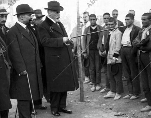 El gobernador civil de Madrid, Sr. Romero, y el inspector de sanidad, Martín Salazar, en un campamento de desinfección, en noviembre de 1919