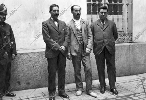 Rafael Coba (x), en la dirección general de seguridad con los agentes de policía que le detuvieron