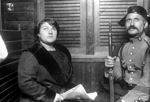 María Luisa, hija del capitán Sánchez, conducida por la Guardia Civil al penal de Alcalá de Henares