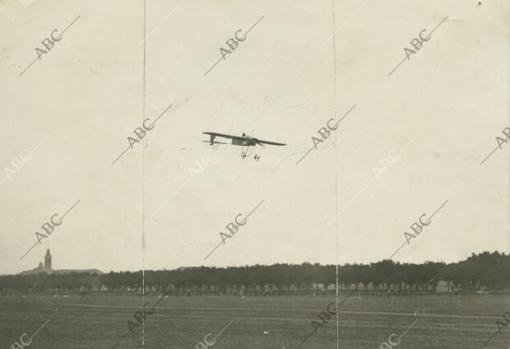 El aviador Vedrines llegando al aeródromo de Getafe