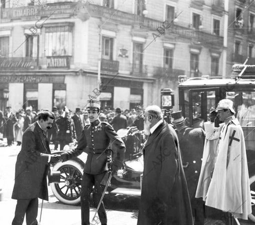 Alfonso XIII llegando a la iglesia de las Calatravas para presidir el capítulo de las órdenes militares en abril de 1911