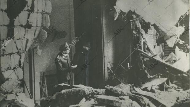 Adolf Hitler y su edecán Julius Schaub contemplan las ruinas de la Cancillería