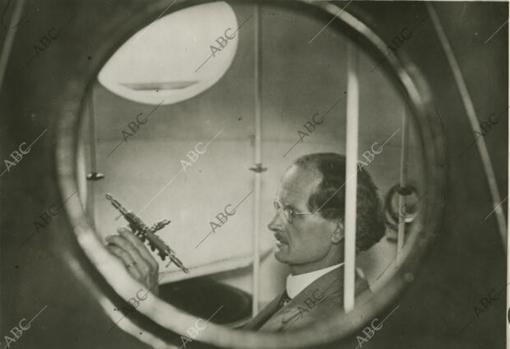 El profesor Auguste Piccard, en el interior de la cápsula presurizada que le llevó a la estratosfera