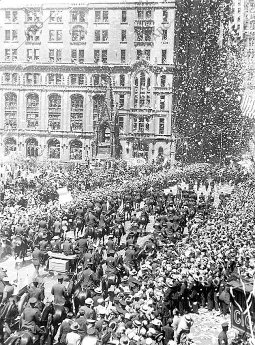 Millones de neoyorquinos reciben a Charles Lindbergh como a un héroe