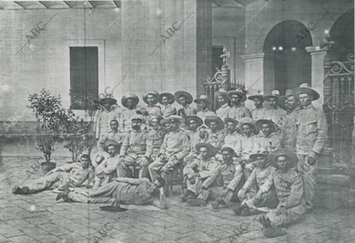 Los oficiales y soldados que formaron la guarnición de Baler, a su llegada a Barcelona