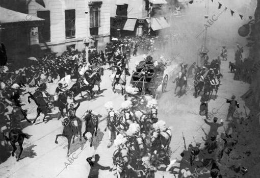 La histórica fotografía publicada en exclusiva por ABC del atentado sufrido por Alfonso XIII el día de su boda