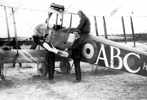 Madrid, 2/10/1919. El servicio aéreo de ABC. Colocación de los ejemplares de este periódico en el aeroplano que, pilotado por el capitán Collier (x), y-con el fotógrafo de ABC Zegrí como pasajero, los llevó a Ciudad Real y Sevilla.