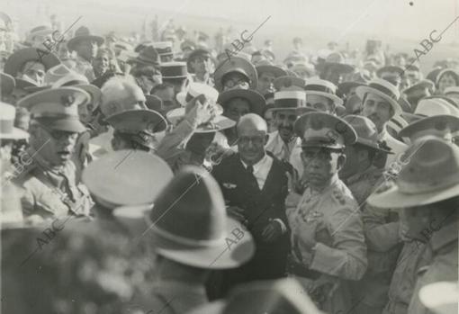 Barberán, escoltado y protegido por la fuerza pública, entre una multitud