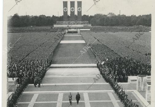 Congreso de Núremberg de 1933. Adolf Hitler y Ernst Röhm durante el acto de conmemoración a los caídos.