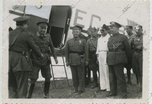 Sevilla, julio de 1936. El General Francisco Franco llega a Sevilla procedente de Marruecos, en un Douglas DC-2 de las líneas aéreas postales de España (LAPE), para ponerse al frente del Movimiento Nacional.