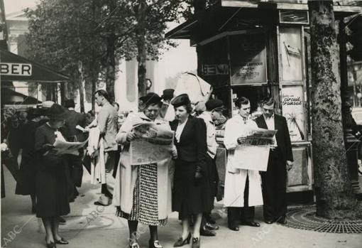 París, 1 de septiembre de 1939. Las gentes alrededor de los quioscos de periódicos, leen las últimas noticias de la guerra germano-polaca, sin saber que marcaba el comienzo de la II Guerra Mundial