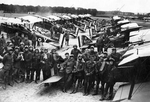 Un grupo de aviadores británicos y sus aparatos en 1918