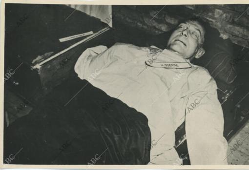 Nuremberg (Alemania), 16/10/1946. Tras el Proceso de Nuremberg. El cadáver de Herman Goering tras haberse quitado la vida ingiriendo cianuro antes de su ejecución