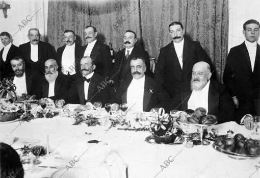 Banquete político en el hotel Ritz en 1911. El presidente del consejo de Ministros, Sr. Canalejas (X), en la mesa presidencial de la fiesta