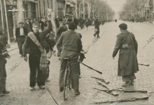 Barcelona, 27 de enero de 1939. Guerra Civil Española. Soldados de Franco recogiendo las armas que los republicanos dejaron en las calles de Barcelona tras su huida, todo un símbolo del desbarajuste y desconcierto inicial.