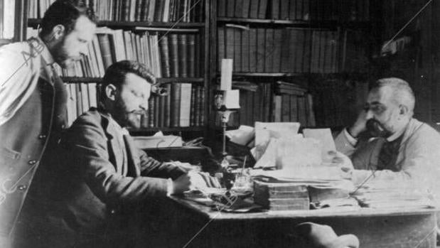 Tortosa (Tarragona), 1886. El doctor Ferrán en su despacho de Tortosa, dando cuenta a los doctores Pauli y Gimeno, actual presidente de la Academia Nacional de Medicina, de sus trabajos para el descubrimiento de la vacuna anticolérica.