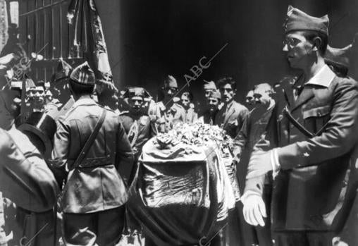 Zaragoza. Entierro del teniente coronel Valenzuela. Las autoridades desfilando ante el cadáver del heroico jefe de la Legión