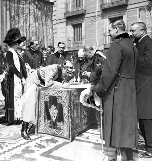 La inauguración de las Obras de la Gran Vía. Su majestad el Rey firmando el acta de comienzo de las obras en abril de 1910