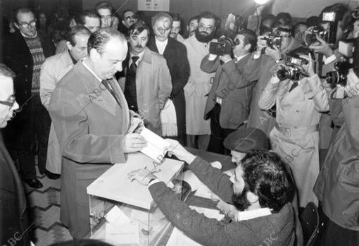 Manuel Fraga en la votación del referéndum de la Constitución