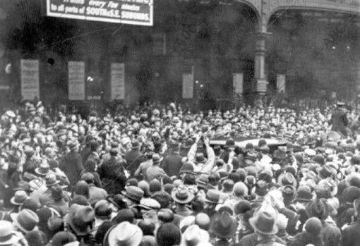 Manifestación de simpatía que acogió a Alfonso XIII a su llegada A Londres.