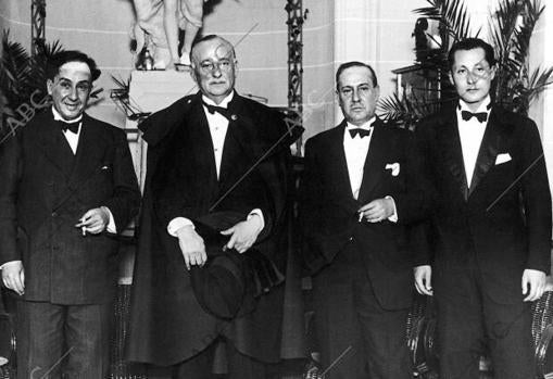 Los hermanos Machado, Manuel y Antonio, junto a Miguel Primo de Rivera y su hijo José Antonio en noviembre de 1929