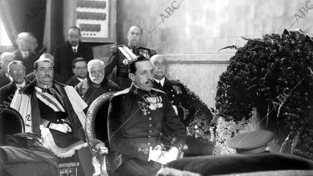 Alfonso XIII y detrás el general Berenguer, en la misa funeral por el general Primo de Rivera