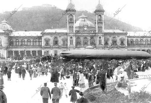 Durante la Primera Guerra Mundial, ABC publicó una imagen de un zepelín posado en San Sebastián