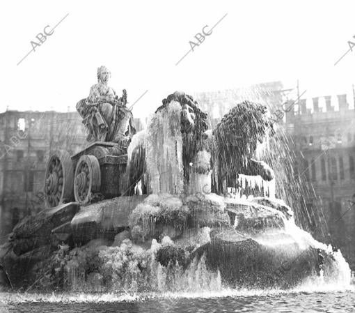 Madrid, enero de 1914. Los leones de la fuente de la Cibeles cubiertos por el hielo producido por las fuertes heladas que azotaron buena parte de España. Detrás se observa el Palacio de Correos y Telecomunicaciones en construcción