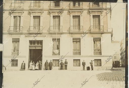 Madrid, febrero de 1898. El consulado de Estados Unidos en Madrid, custodiado por la Guardia Civil, tras la explosión del Maine en la Habana.