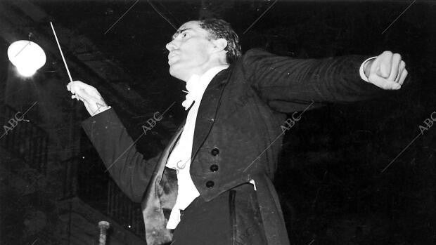 Ataúlfo Argenta en la plaza porticada de Santander donde obtuvo tan rotundos éxitos al frente de la Orquesta Nacional Española, volvió al VI Festival Internacional para dirigir a la orquesta de la Suisse Romande en tres conciertos