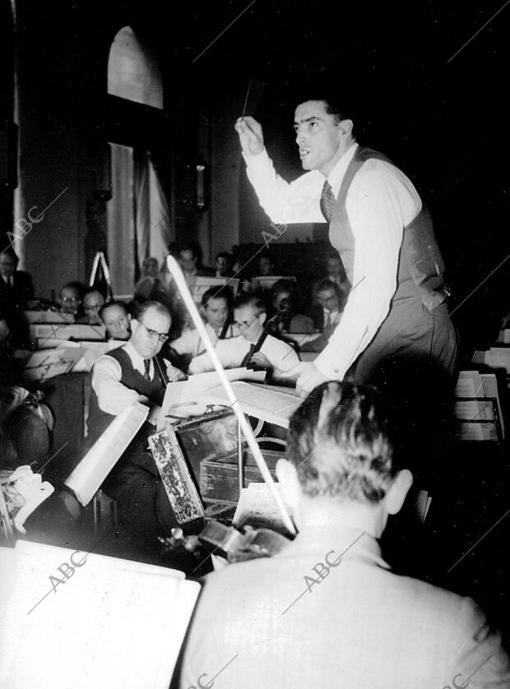 Ataulfo Argenta dirigiendo una de sus obras