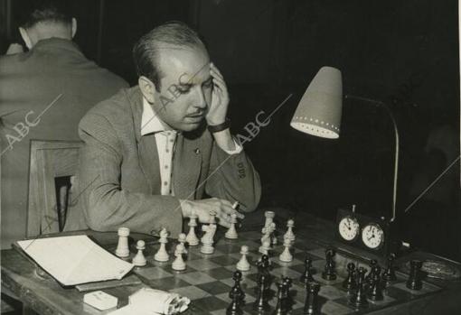 Madrid, junio de 1960. Campeonao Mundial de ajedrez. Nuestro campeón Arturo Pomar, igualado para el primer puesto con Donner, Gligorić y Portisch