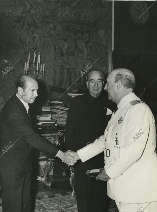 Madrid, 15/07/1959. En el Palacio de El Pardo. Arturo Pomar, actual campeón de España, estrecha la mano a Franco durante una audiencia