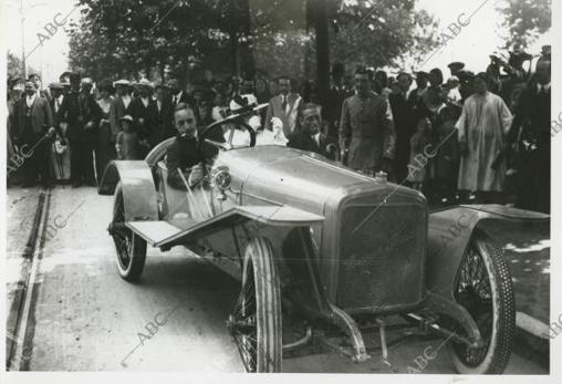 Los reyes Alfonso XIII y Victoria Eugenia a bordo de un Hispano Suiza