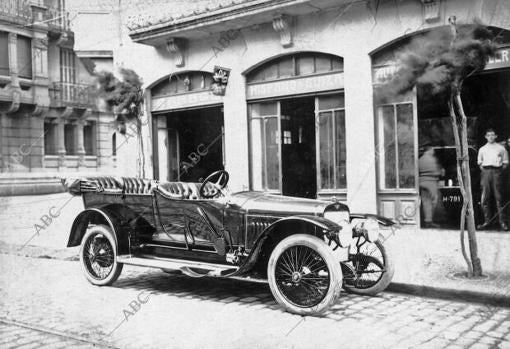 San Sebastián, septiembre de 1913. Automóvil Hispano-Suiza, tipo Alfonso XIII, a la puerta del garaje de la representación de la fábrica en San Sebastián,
