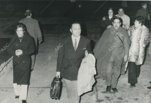 Algunos de los pasajeros del avión después de haber descendido y terminado el incidente